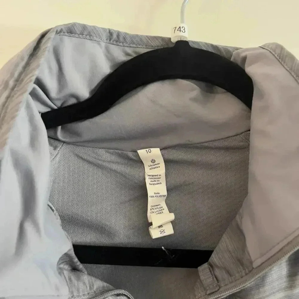 743 Lululemon Grey Hideaway Hood Coat Size 10 - Picture 3 of 4